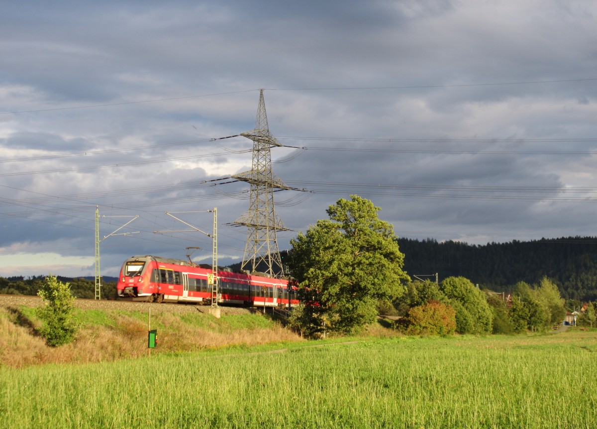 Ein 442er ist am 20.September 2015 als RE 4992 nach Jena Saalbahnhof bei Haßlach(b. Kronach) Richtung Saalfeld unterwegs.