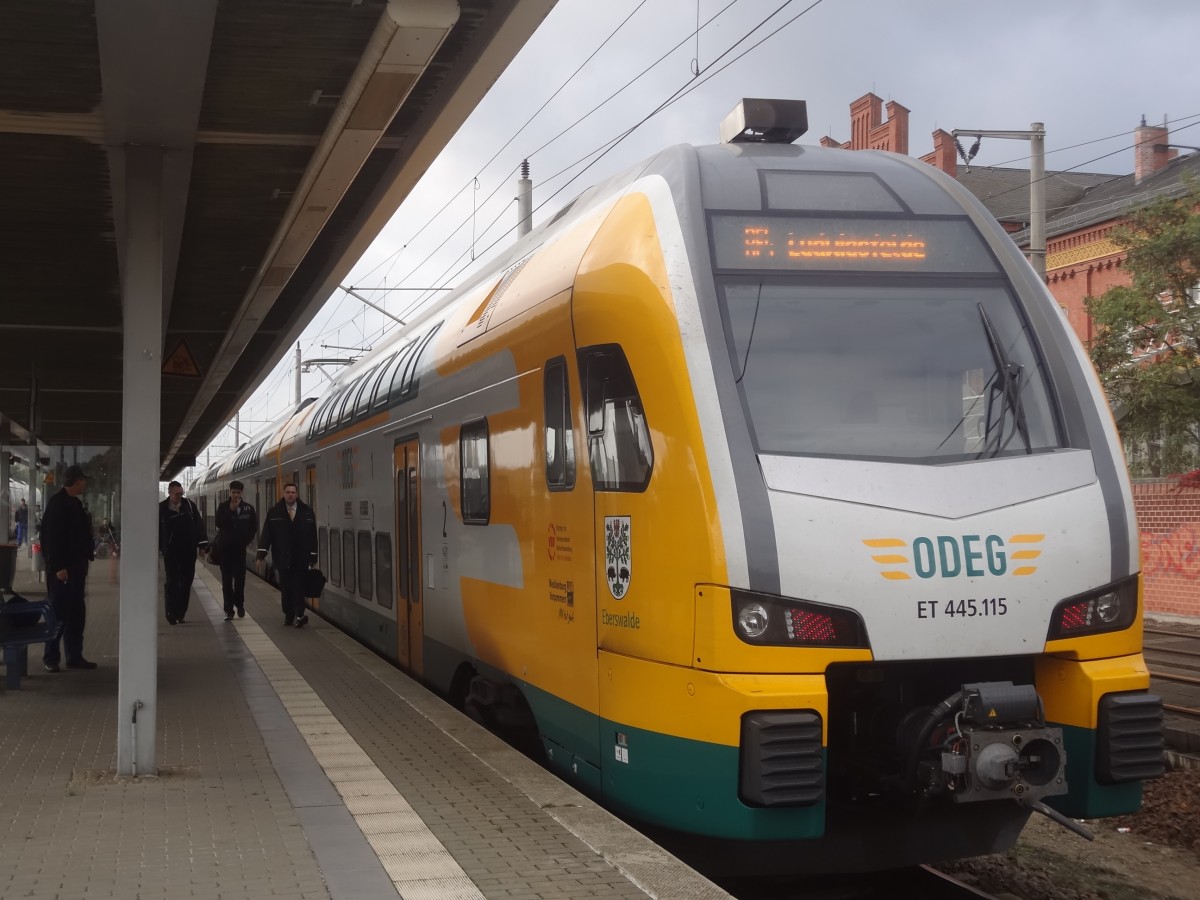 Ein 445 der ODEG steht als RE4 nach Ludwigsfelde im Startbahnhof Rathenow. ´(Herbst 2013)