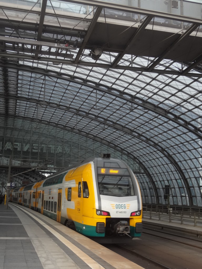 Ein 445 der ODEG steht im Berliner Hauptbahnhof. (Herbst 2013)
Dies ist mein 200. Bahnbild hier. 