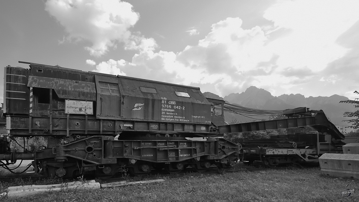 Ein 45 Tonnen Dampfkran (766 042–9) der ÖBB Ende August 2019 auf dem Außengelände des Heizhauses in Lienz.