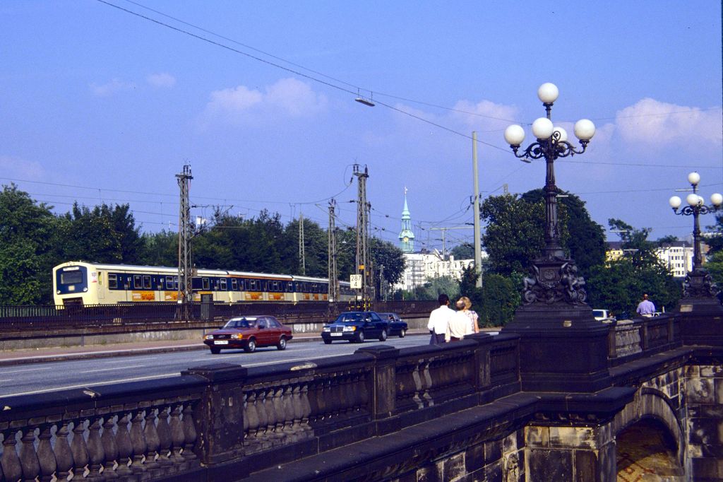 Ein 472 passiert die Lombardsbrücke, August 1990