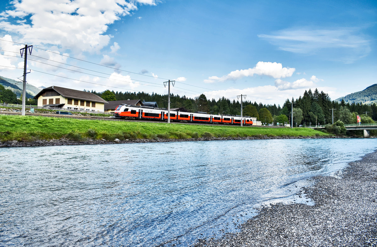 Ein 4746 hält als S1 4239 (St. Veit a. d. Glan - Lienz) in der Haltestelle Berg im Drautal.
Aufgenommen am 5.9.2019.