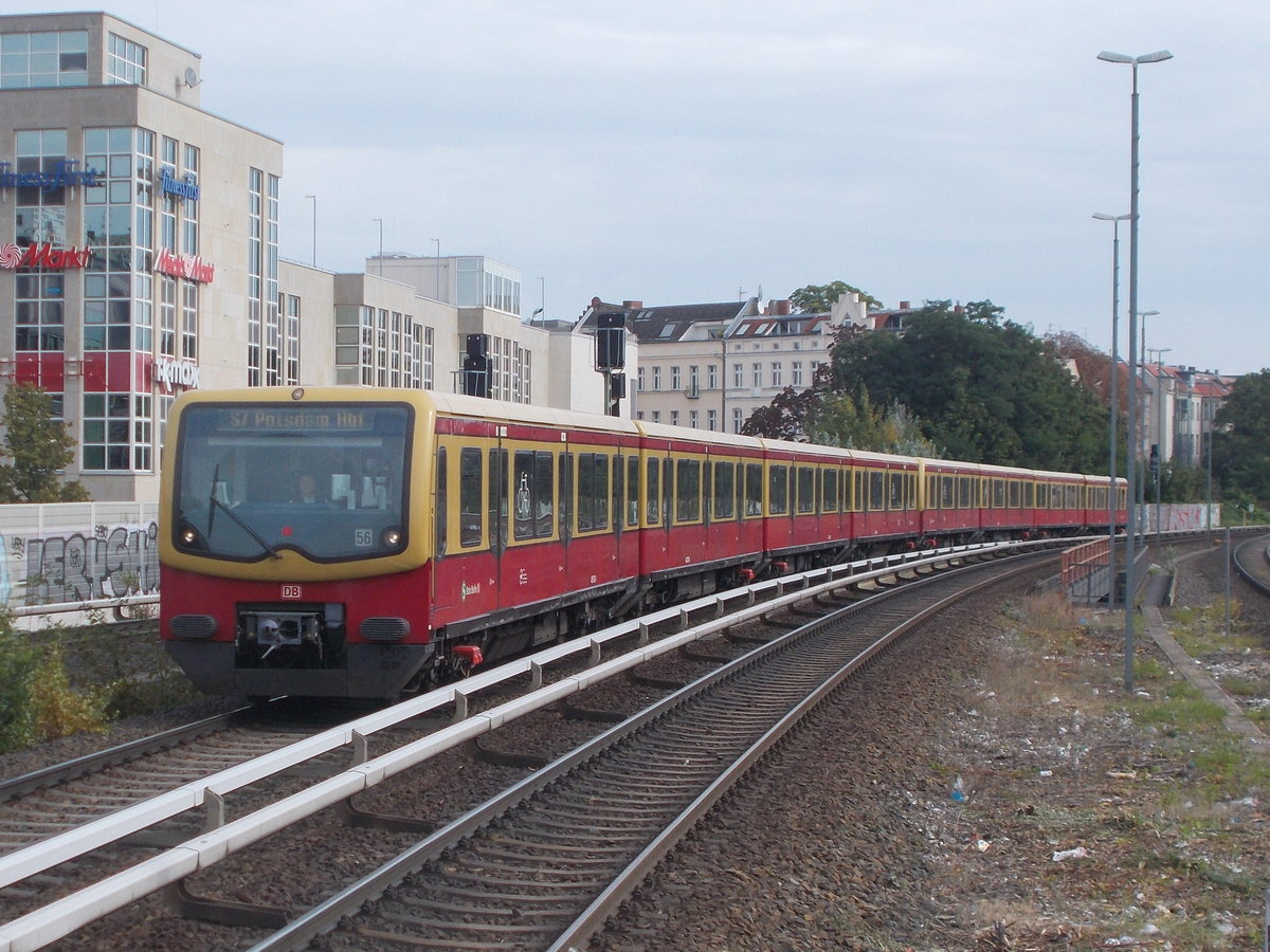 Ein 481 bei der Einfahrt,am 23.September 2017,in Berlin Charlottenburg.Aufnahme vom Bahnsteigende.