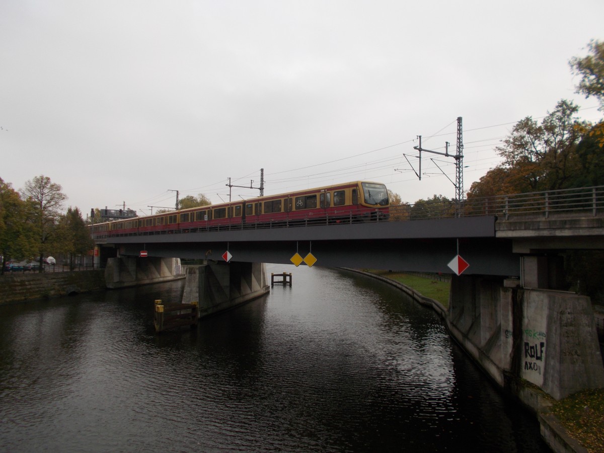 Ein 481 überquerte,am 25.Oktober 2014,die Spreebrücke am S-Bahnhof Berlin Bellevue.