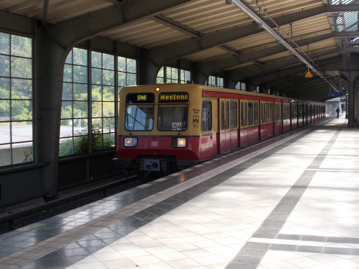 Ein 485 in der Bahnhofshalle von Berlin Westkreuz am 23.Mai 2015.
