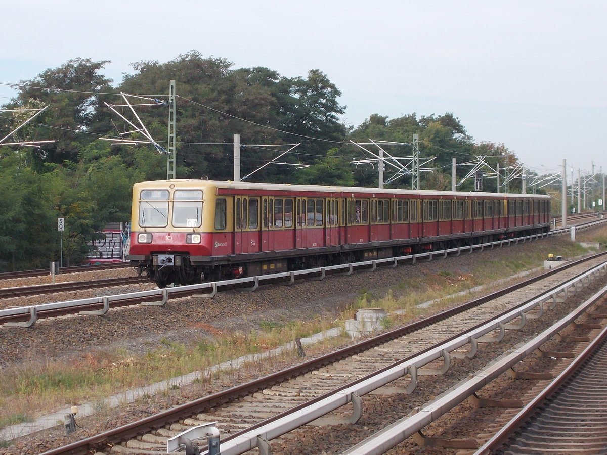Ein 485,am 23.September 2017,bei der Einfahrt in Berlin Baumschulenweg.