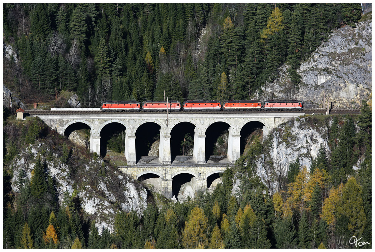 Ein 5 fach 1144er Lokzug, mit der Schachbrett 1144 117 an zweiter Stelle, rollt über  das Krausel Klause Viadukt nahe Breitenstein. 
8.11.2013