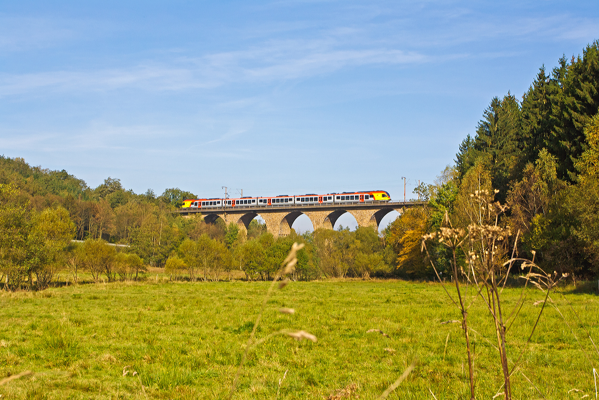 
Ein 5-teiliger Flirt der HLB (Hessischen Landesbahn) als RE 99 Main-Sieg-Express (Siegen-Gießen-Frankfurt am Main), fährt am 02.10.2014 über den Rudersdorfer Viadukt in Richtung Frankfurt am Main. 

Der Rudersdorfer Viadukt wurde zwischen 1914 und 1915 gebaut, und gehört zu den Ingenieur-Großbauwerken der Dillstrecke (KBS 445). 