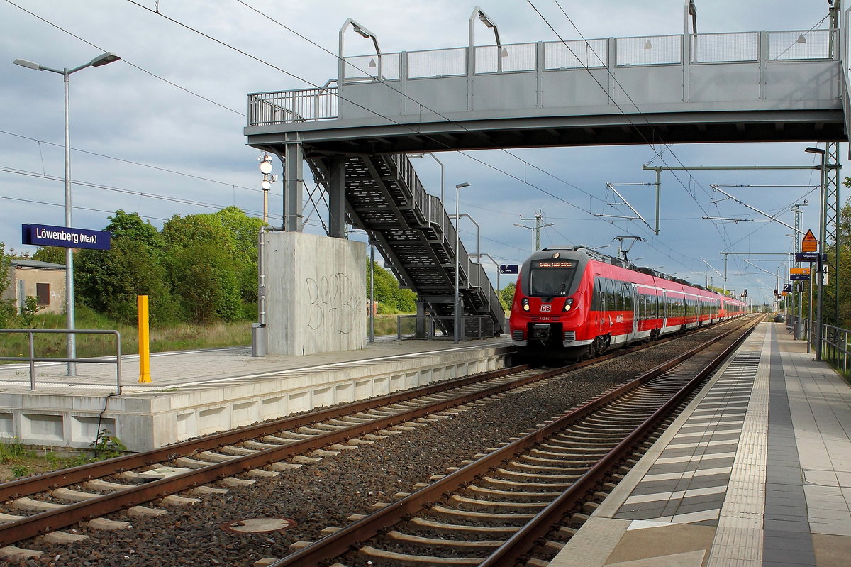 Ein 5er-Hamster-Trio, geführt von 442 841, fährt am 14.05.2017 als Kreuzfahrer von Berlin nach Warnemünde durch Löwenberg (Mark).