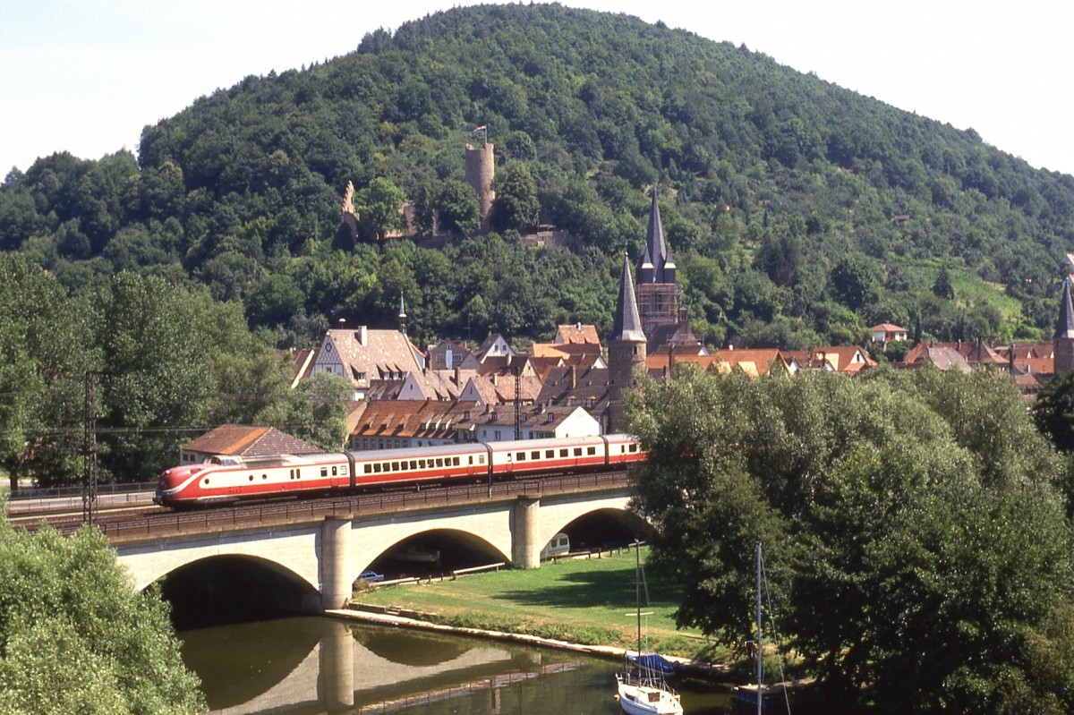 Ein 601 als Reisebüro-Sonderzug überquert im Sommer 1984 in Gemünden die fränkische Saale bevor diese in den Main mündet.