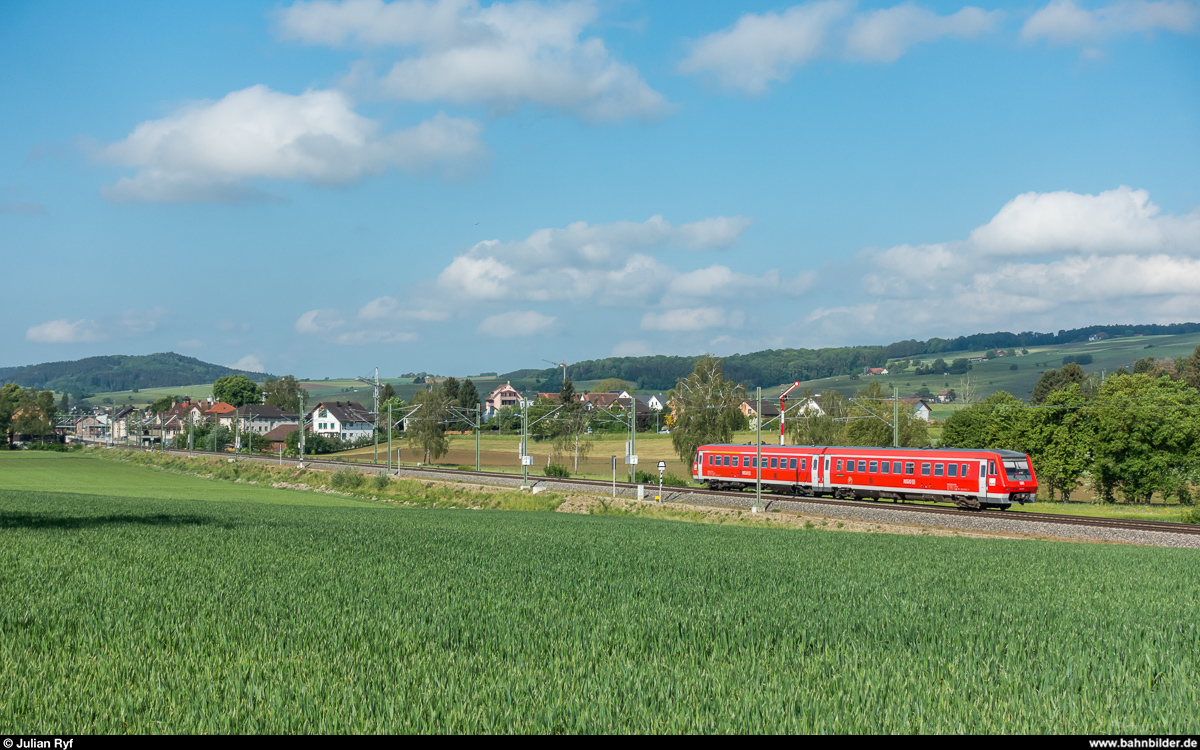 Ein 611er als IRE Singen - Basel passiert am 11. Mai 2018 das Einfahrsignal Wilchingen-Hallau. Auf der Linie Basel - Ulm werden die 611er derzeit durch umgebaute 612er in gelb-schwarz ersetzt.