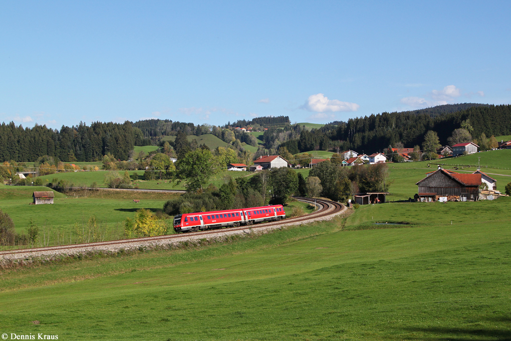 Ein 612 als RE 3190 am 09.10.2014 bei Harbatshofen.