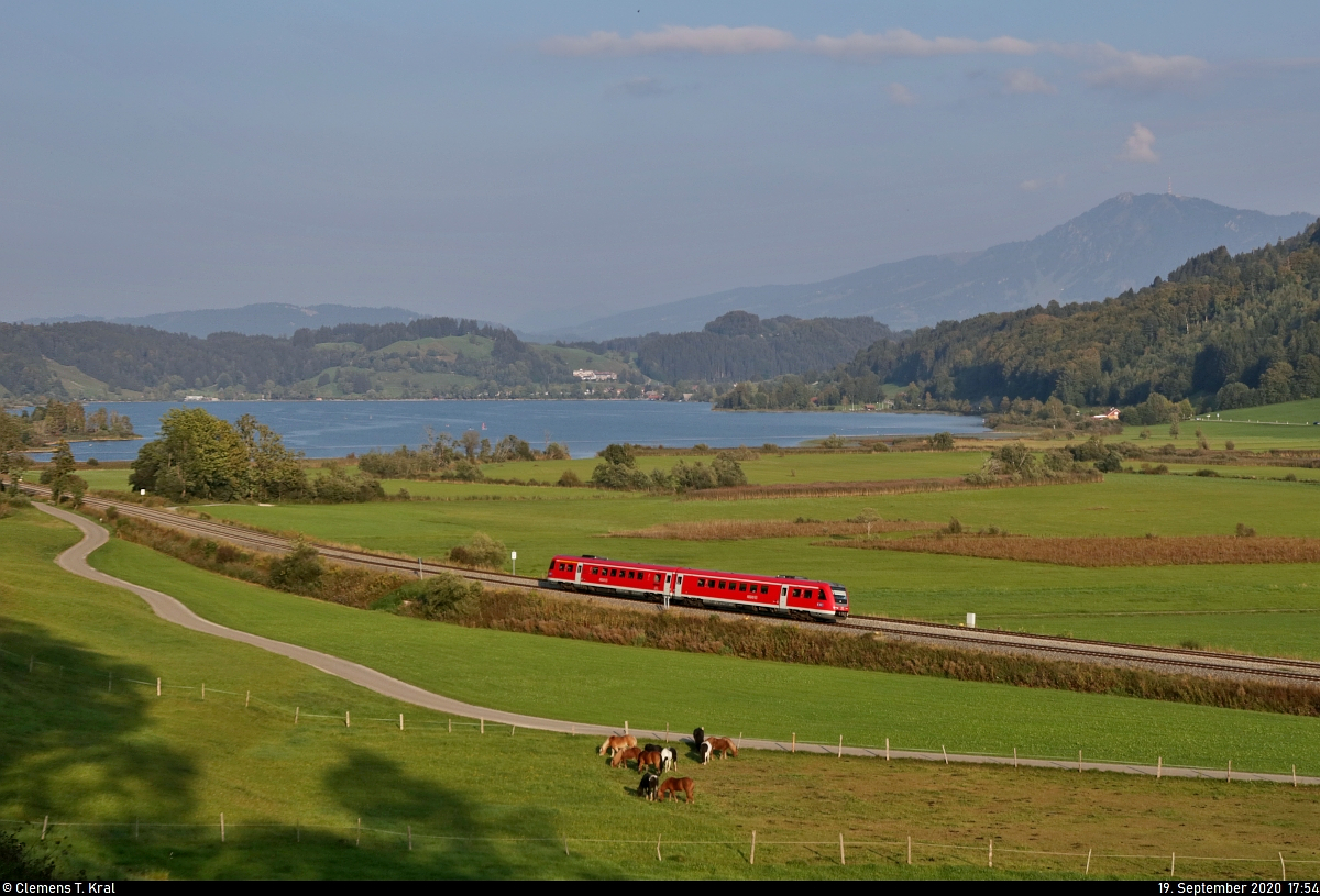 Ein 612 (Bombardier RegioSwinger) legt sich bei Ratholz (Immenstadt im Allgäu) in einen Gleisbogen.

🧰 DB Regio Bayern
🚝 RE 3292 Augsburg Hbf–Lindau Hbf
🚩 Bahnstrecke München–Lindau (Allgäubahn (Bayern) | KBS 970)
🕓 19.9.2020 | 17:54 Uhr
