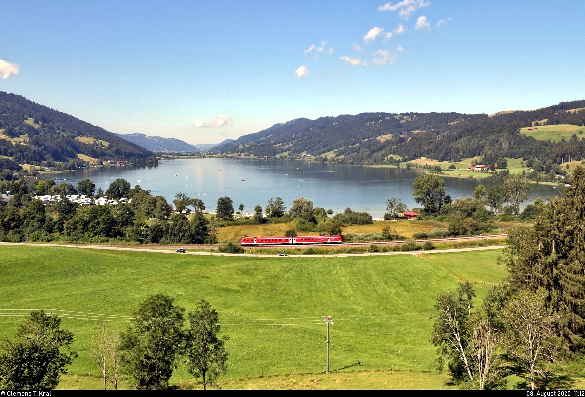 Ein 612 (Bombardier RegioSwinger) ist unterwegs bei Hub (Bühl am Alpsee).

🧰 DB Regio Bayern
🚝 RE 3984 Hergatz–Kempten(Allgäu)Hbf
🚩 Bahnstrecke München–Lindau (Allgäubahn (Bayern) | KBS 970)
🕓 8.8.2020 | 11:12 Uhr

Bild durchlief die Selbstfreischaltung (Weißabgleich).