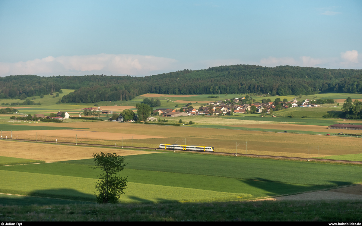 Ein 612er als IRE Singen - Basel am 11. Mai 2018 bei Löhningen. Im Hintergrund Guntmadingen.
