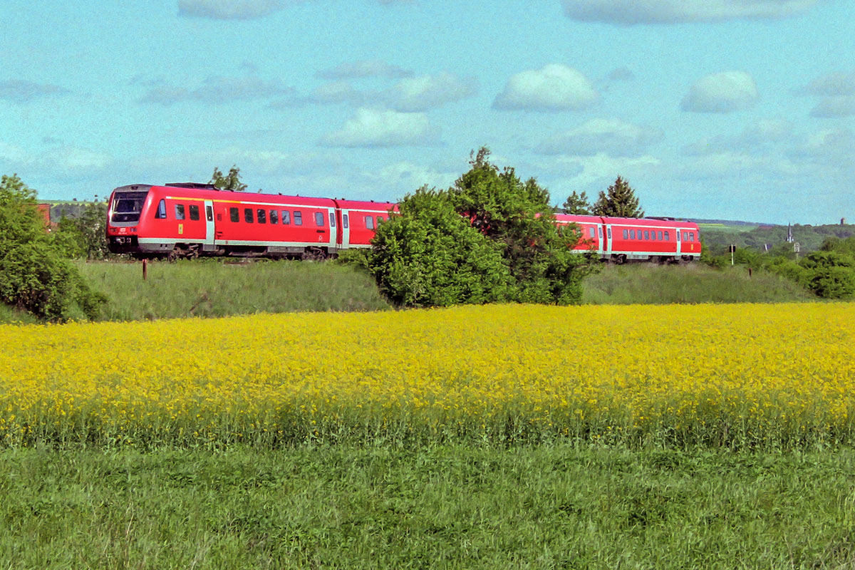 Ein 612er-Doppelpack passierte am 24.5.06 als RE von Erfurt nach Schweinfurt den Strecken-km 32 kurz vor dem Haltepunkt Burglauer.