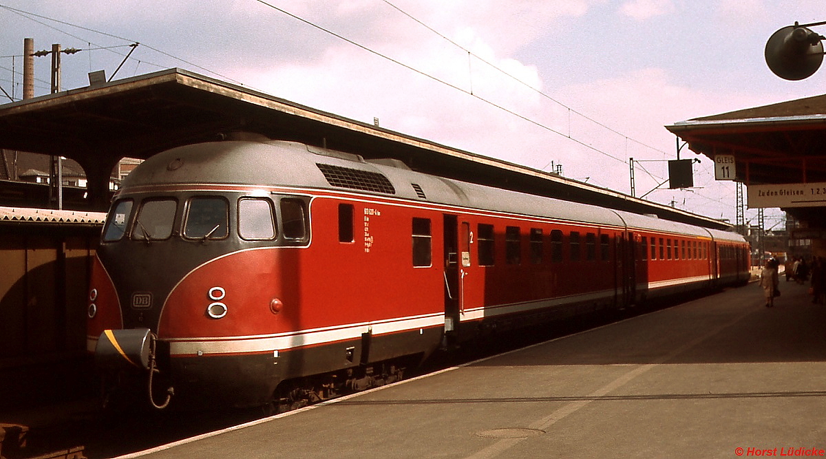Ein 613 legt auf seiner Fahrt von Hannover nach Braunschweig einen Halt in Lehrte ein (23.04.1976)