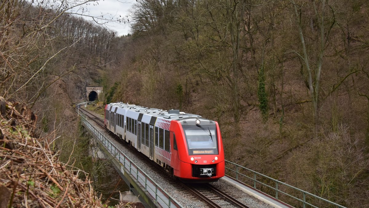 Ein 622 überquert auf seiner Fahrt als RB69 nach Weinheim zwischen den Weinheimer Tal-Tunneln I und II die Weschnitz. Aufgenommen am 17.3.2019 11:03