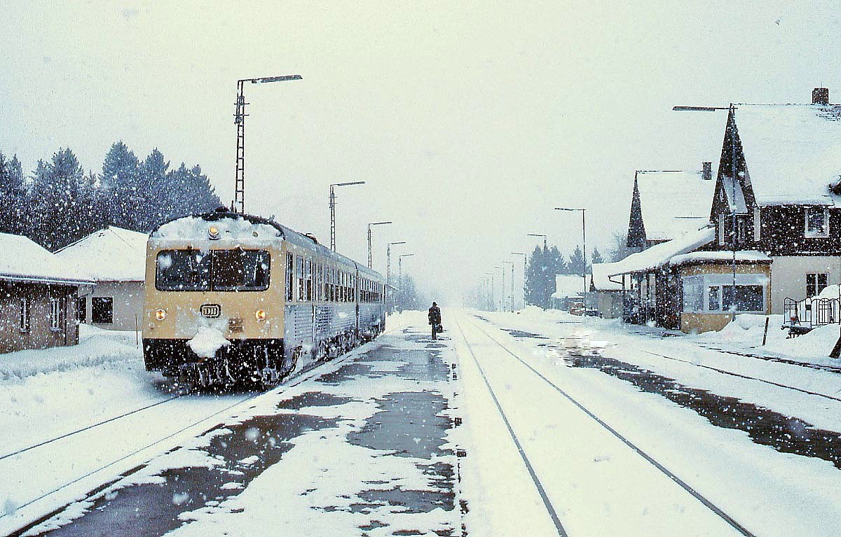 Ein 628.0 ist im Februar 1983 in Röthenbach/Allgäu eingetroffen. Bei diesem Wetter wagten sich nur ein Fahrgast (wahrscheinlich gezwungenermaßen) und zwei Fotografen (freiwillig) nach draußen.