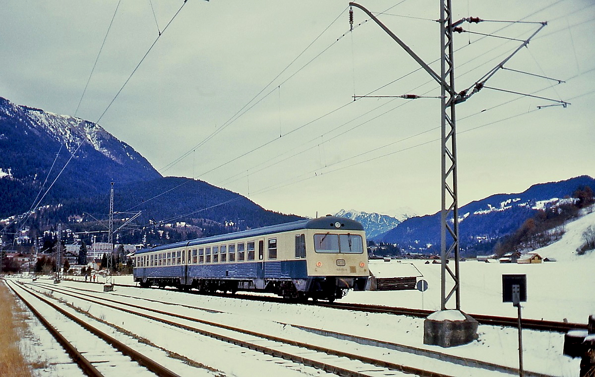Ein 628.0 verlässt im Dezember 1979 Garmisch-Partenkirchen in Richtung Kempten. Im Vordergrund das meterspurige Doppelspurgleis der Zugspitzbahn.