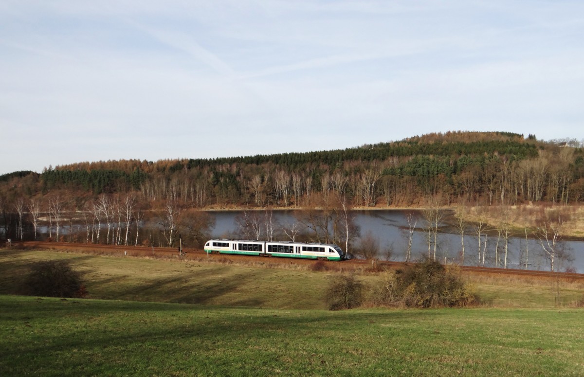 Ein 642er der Vogtlanbahn am 03.12.13 in Planschwitz.