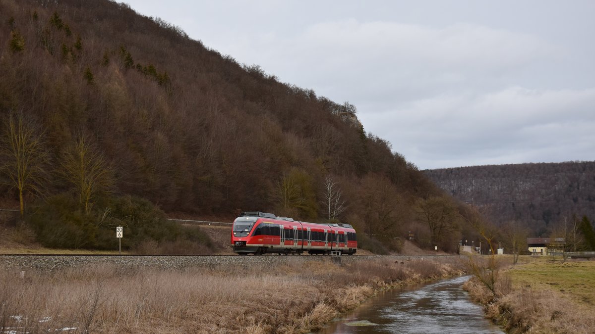 Ein 644 auf dem Weg als RB Ulm - Ehingen kurz vor Schelklingen am Ufer der Ach. Aufgenommen am 9.2.2019 14:56