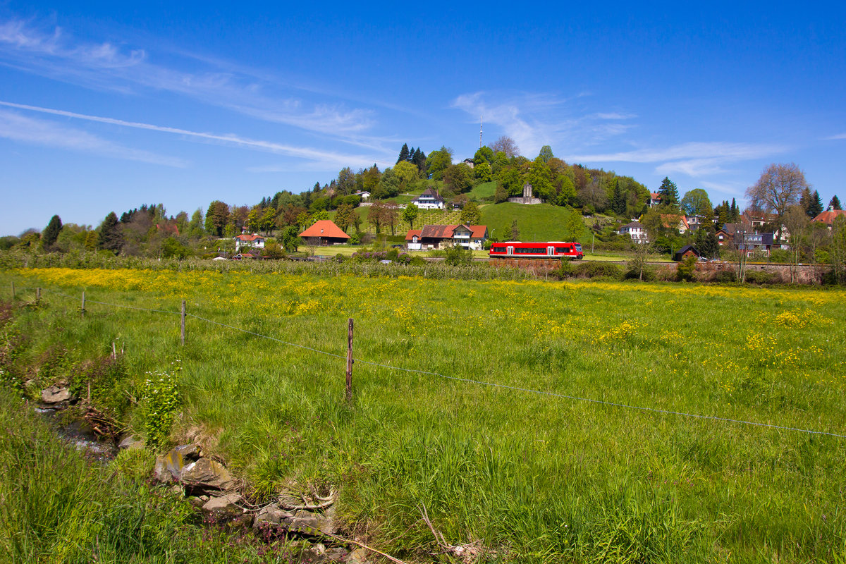 Ein 650 fährt gen Friedrichshafen vor der Kulisse des Hoyerberges in Lindau entlang. 30.4.17