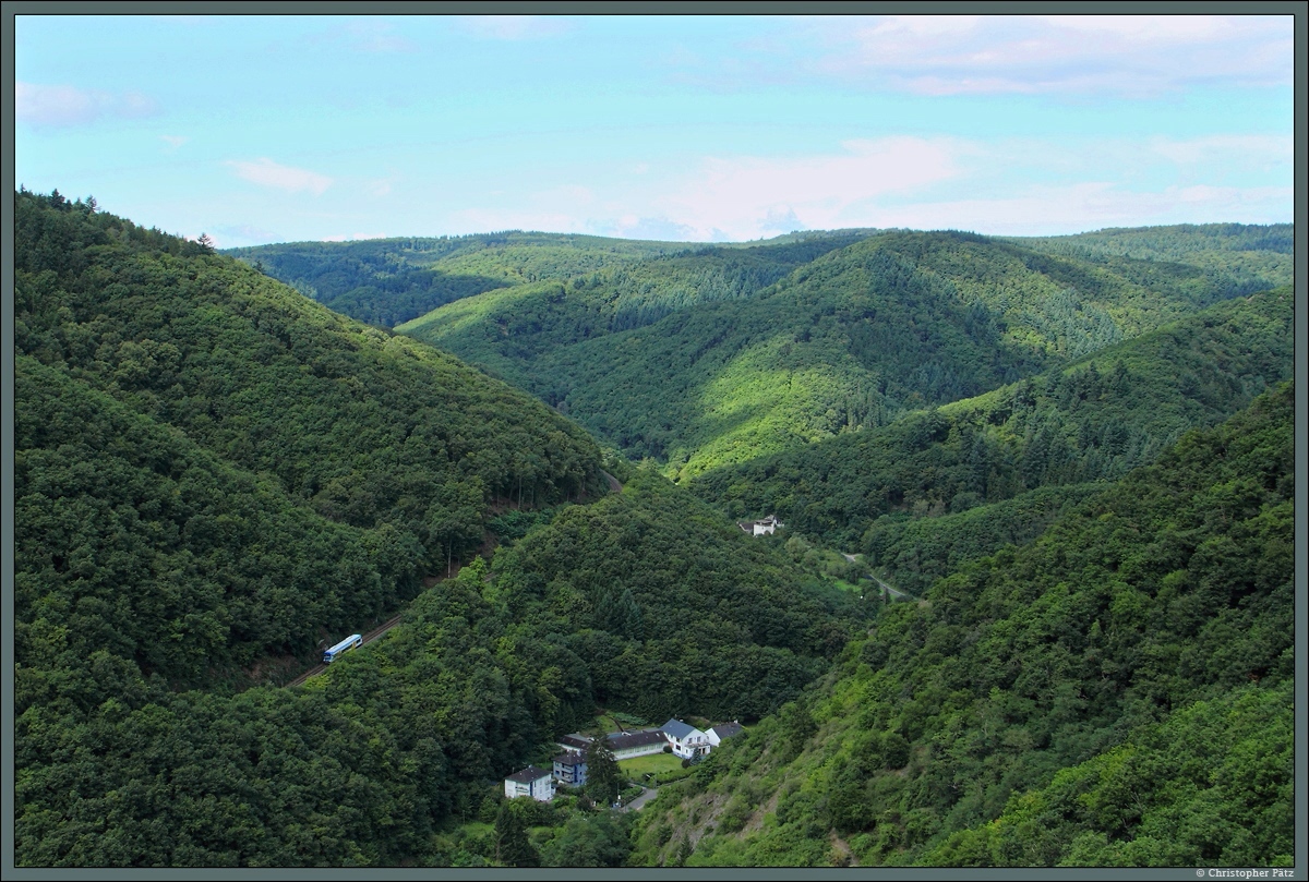 Ein 650 von Rhenus Veniro rollt am 09.08.2014 als VEN 88577 hinab nach Boppard Hbf. Die Strecke von Boppard nach Emmelshausen ist die steilste Adhäsionsbahn Westdeutschlands. (aufgenommen vom Vierseenblicklift)