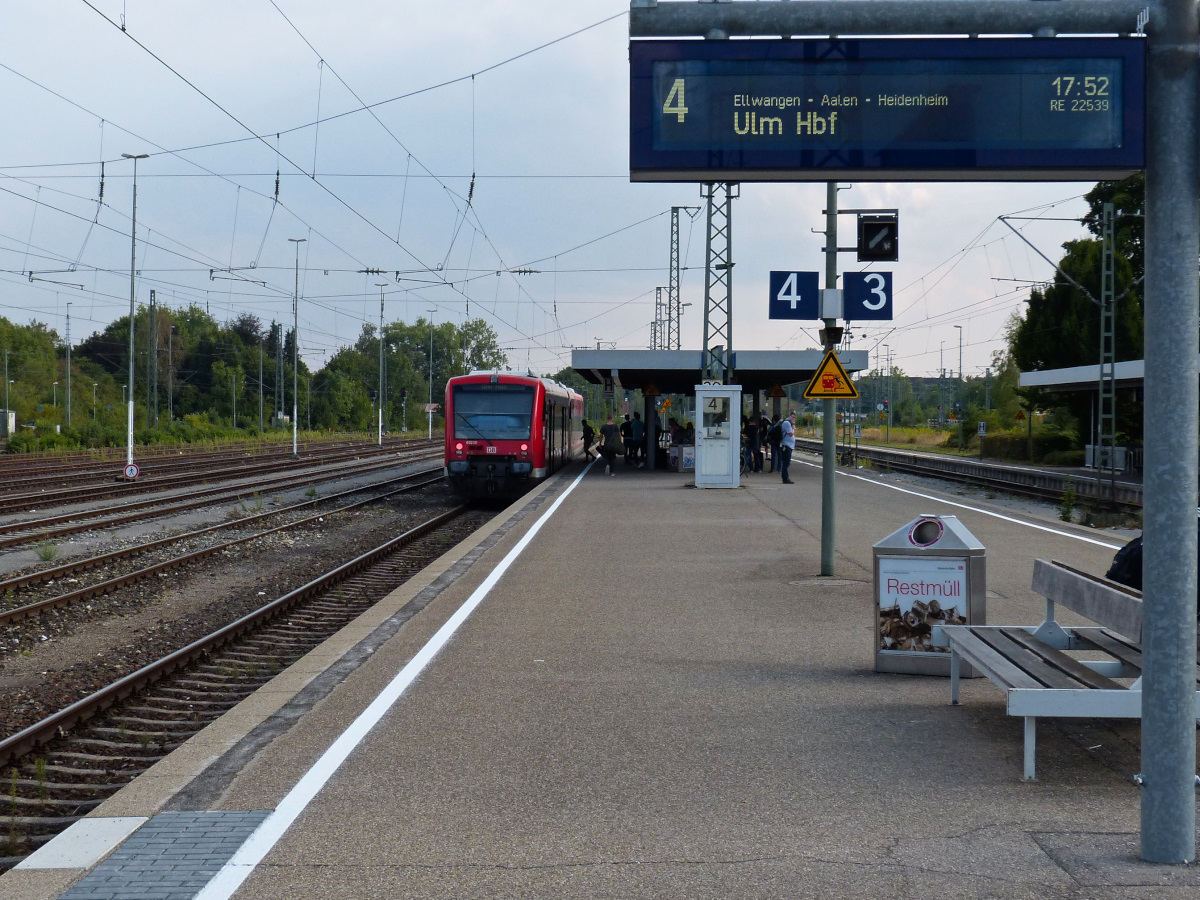 Ein 650er mit Regionalbahn nach Ulm in Crailsheim kurz vor der Abfahrt. 21.08.2015
