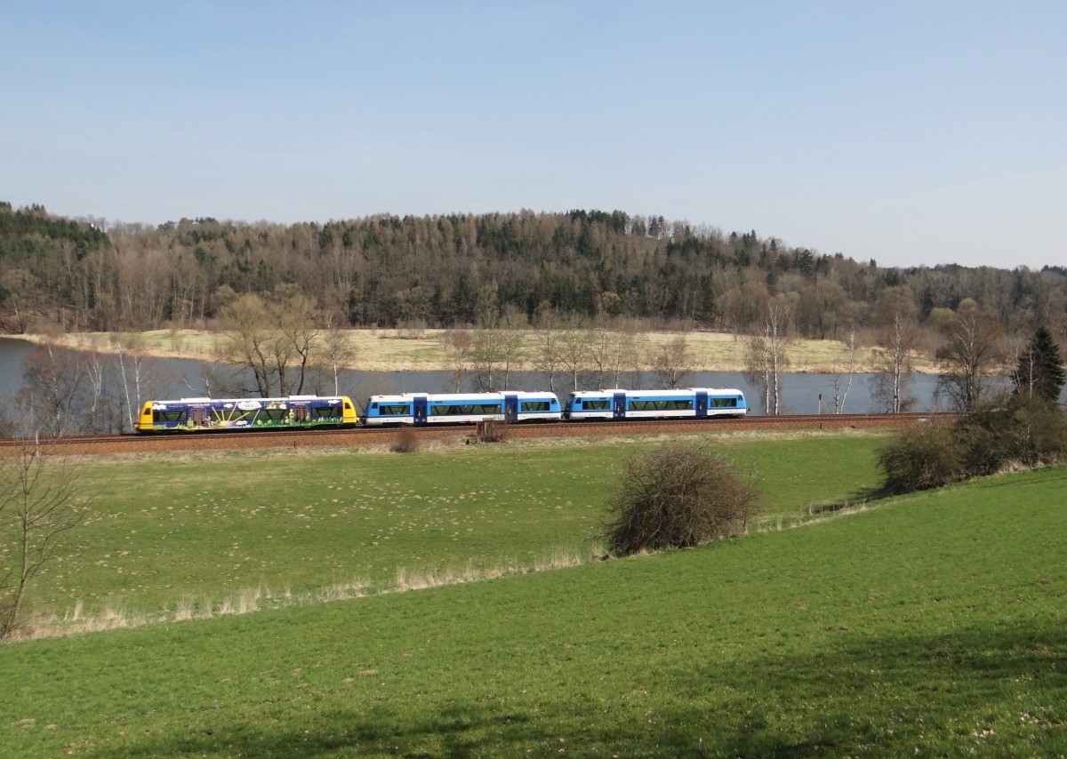Ein 650er der ODEG überführte am 14.04.15 zwei Triebwagen der České dráhy nach Neumark/Sachs. Es waren 840 011 und 840 003 hier kurz hinten Oelsnitz an der Talsperre Pirk zu sehen.
