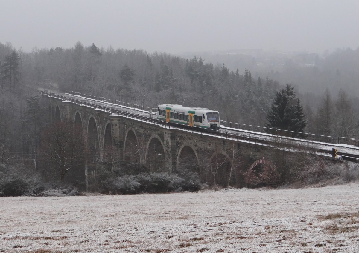 Ein 650er der Vogtlandbahn ist am 22.01.14 in Plauen/v. auf dem Syrautal Viadukt zusehen.