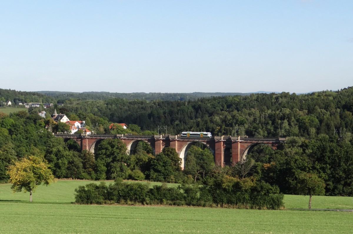 Ein 650er der Vogtlandbahn ist am 30.09.13 auf der Elstertalbrcke zusehen.