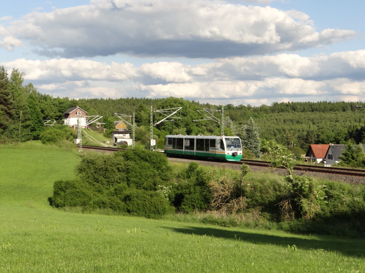 Ein 654 der Vogtlandbahn zusehen am 05.06.14 in Röttis/V.