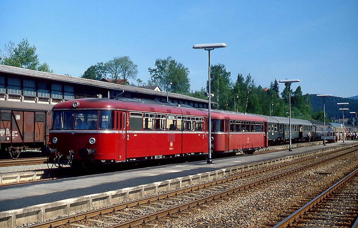 Ein 798 und ein 998 verlassen im Mai 1979 den Bahnhof Zwiesel in Richtung Bodenmais