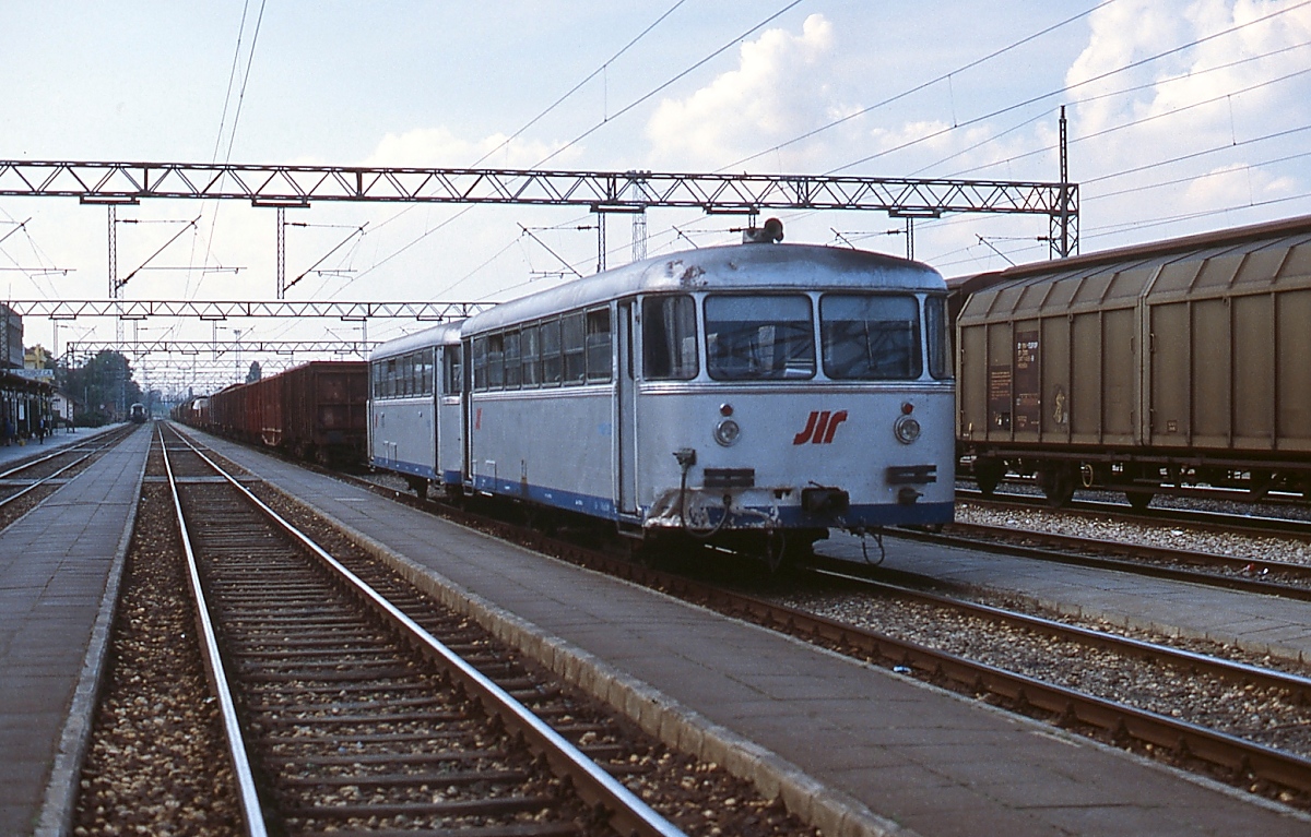 Ein 812 mit Steuerwagen wartet in Subotica im Juni 2000 auf Fahrgäste