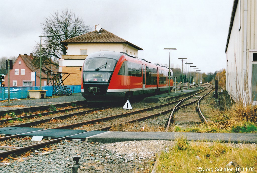 Ein „Desiro“ fuhr am 10.11.02 im Bahnhof Ebern ab. Heute sieht hier alles anders aus, da sämtliche Gleise und Bahngebäude abgerissen wurden. Nur noch die Mauer am rechten Bildrand bietet bei Bild ID 840 823 einen Vergleich. 