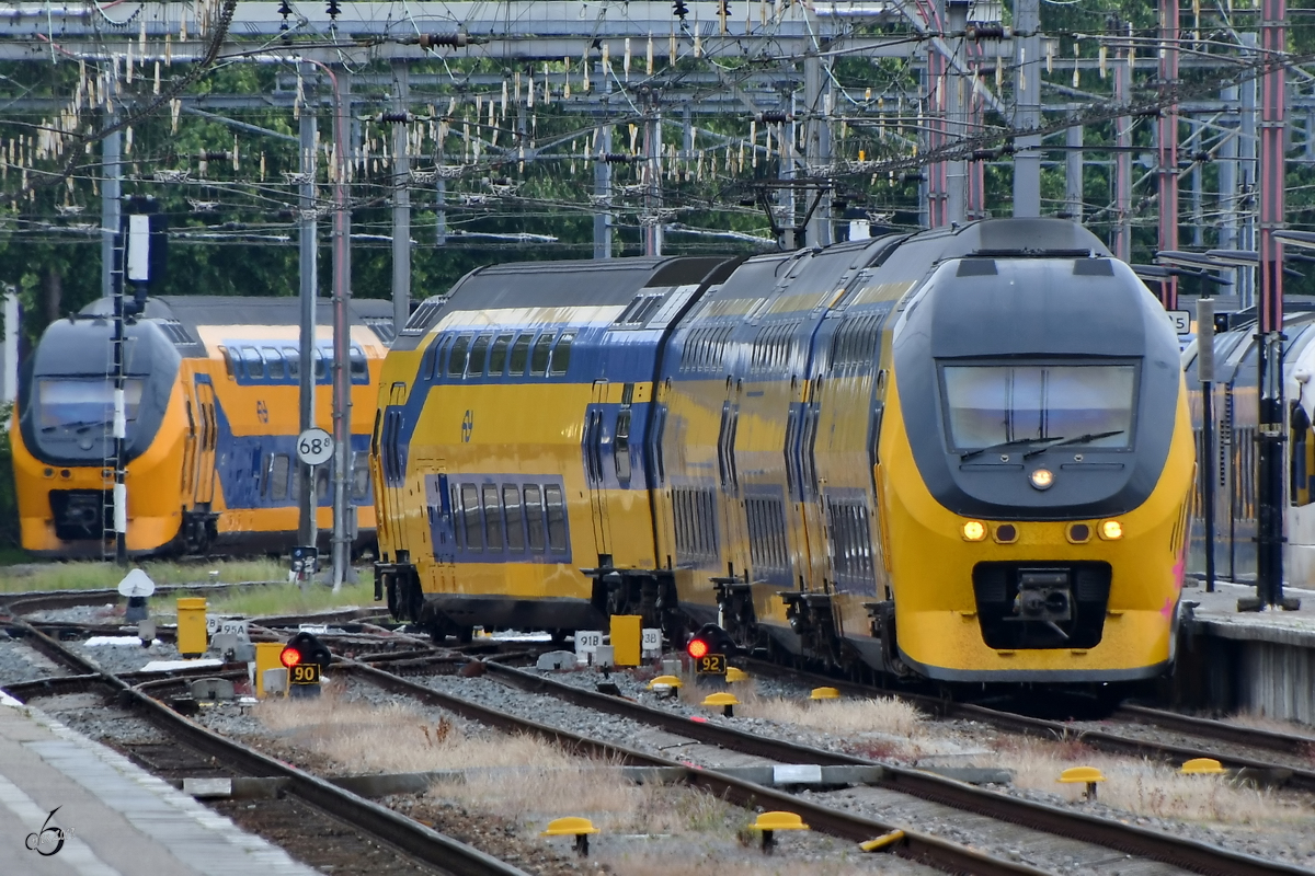 Ein 8400-Triebzug fährt Ende Mai 2019 in den Venloer Bahnhof ein.