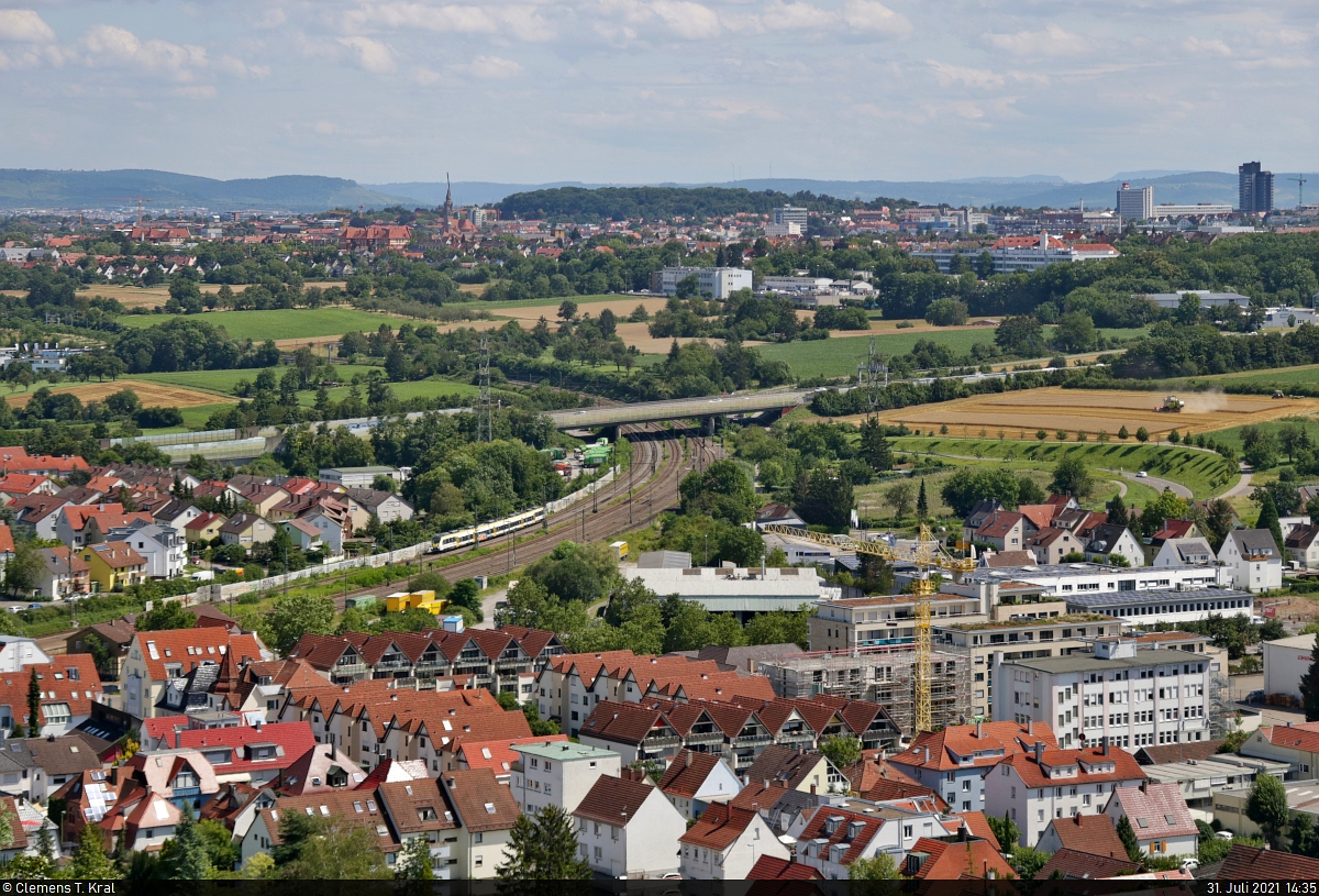 Ein 8442 (Bombardier Talent 2) durchquert die Ortslage von Asperg, gesehen vom 355 Meter hohen Hohenasperg.

🧰 Abellio Rail Baden-Württemberg GmbH
🚝 RE 19232 (RE12) Tübingen Hbf–Heilbronn Hbf
🚩 Bahnstrecke Stuttgart–Würzburg (Frankenbahn | KBS 780)
🕓 31.7.2021 | 14:35 Uhr
