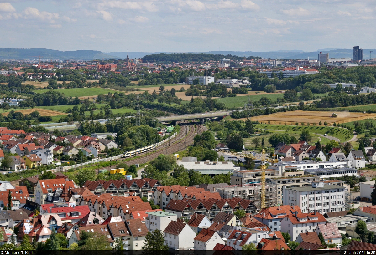 Ein 8442 (Bombardier Talent 2) durchquert die Ortslage von Asperg, gesehen vom 355 Meter hohen Hohenasperg.

🧰 Abellio Rail Baden-Württemberg GmbH
🚝 RE 19232 (RE12) Tübingen Hbf–Heilbronn Hbf
🚩 Bahnstrecke Stuttgart–Würzburg (Frankenbahn | KBS 780)
🕓 31.7.2021 | 14:35 Uhr