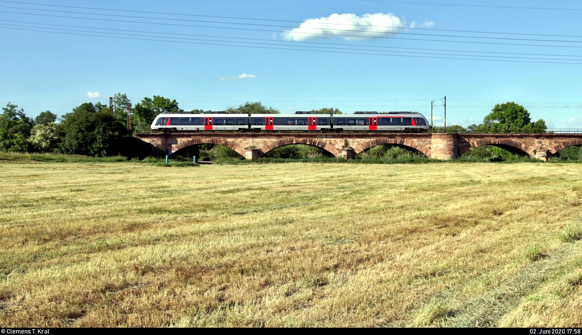 Ein 9442 (Bombardier Talent 2) der Abellio Rail Mitteldeutschland GmbH als RE 74735 (RE8) von Leinefelde nach Halle(Saale)Hbf überquert die Saaleaue bei Angersdorf auf der Bahnstrecke Halle–Hann. Münden (KBS 590).
[2.6.2020 | 17:58 Uhr]