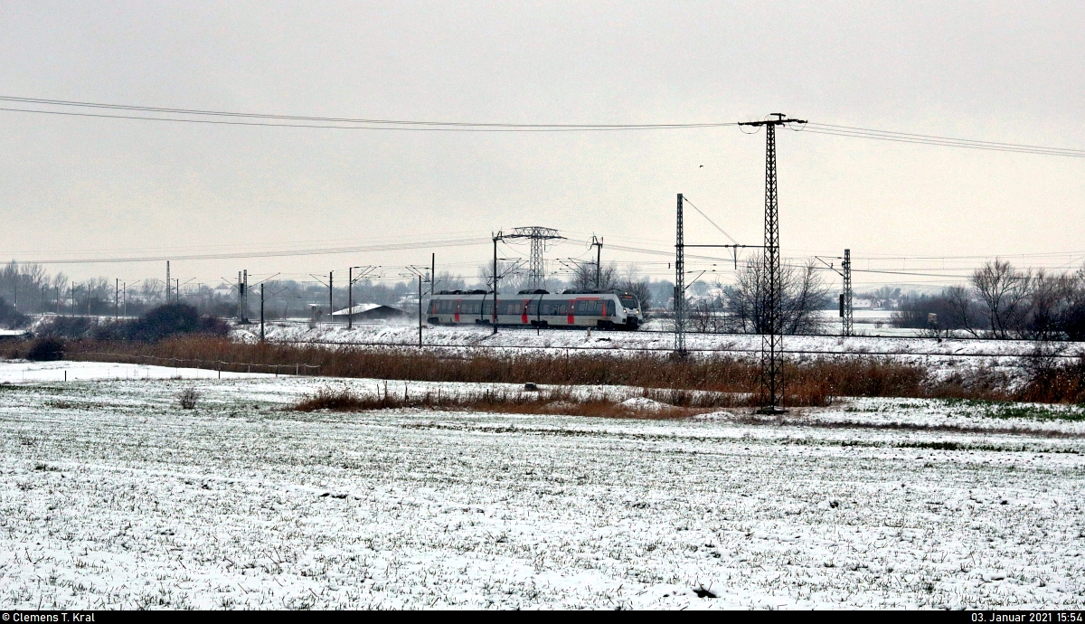 Ein 9442 (Bombardier Talent 2) fährt durch die winterliche Landschaft am Roßgraben in Angersdorf.

🧰 Abellio Rail Mitteldeutschland GmbH
🚝 RE 74733 (RE8) Leinefelde–Halle(Saale)Hbf [+5]
🚩 Bahnstrecke Halle–Hann. Münden (KBS 590)
🕓 3.1.2021 | 15:54 Uhr