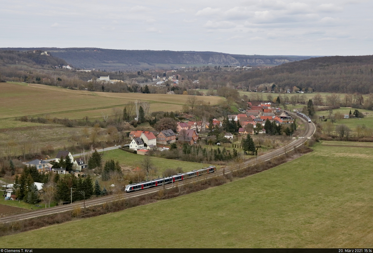 Ein 9442 (Bombardier Talent 2) ist unterhalb der Rudelsburg bei Saaleck unterwegs. Währenddessen fahren im Hintergrund zwei weitere 9442 Richtung Bad Kösen.

🧰 Abellio Rail Mitteldeutschland GmbH
🚝 RB 74622 (RB20) Leipzig Hbf–Eisenach / RE 74511 (RE16) Erfurt Hbf–Halle(Saale)Hbf
🚩 Bahnstrecke Halle–Bebra (KBS 580)
🕓 20.3.2021 | 15:16 Uhr