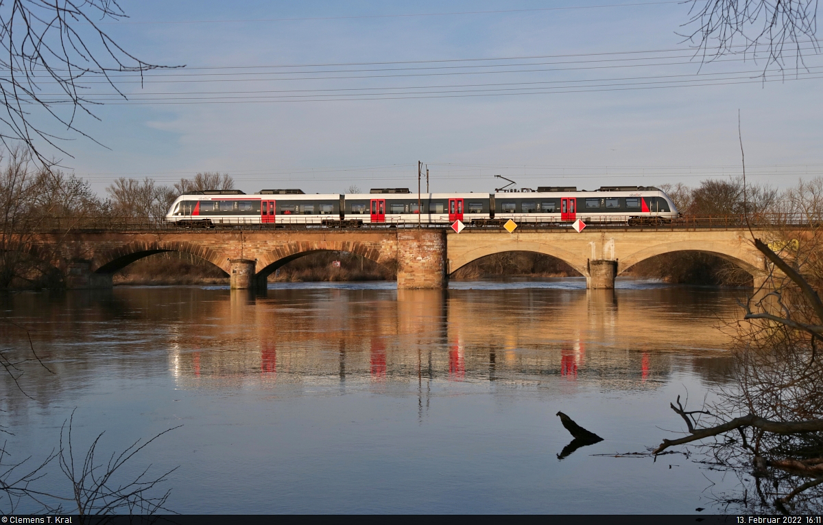 Ein 9442 (Bombardier Talent 2) befährt die Bogenbrücke über die Saale in Halle-Wörmlitz.

🧰 Abellio Rail Mitteldeutschland GmbH
🚝 RE 74730 (RE8) Halle(Saale)Hbf–Leinefelde
🕓 13.2.2022 | 16:11 Uhr