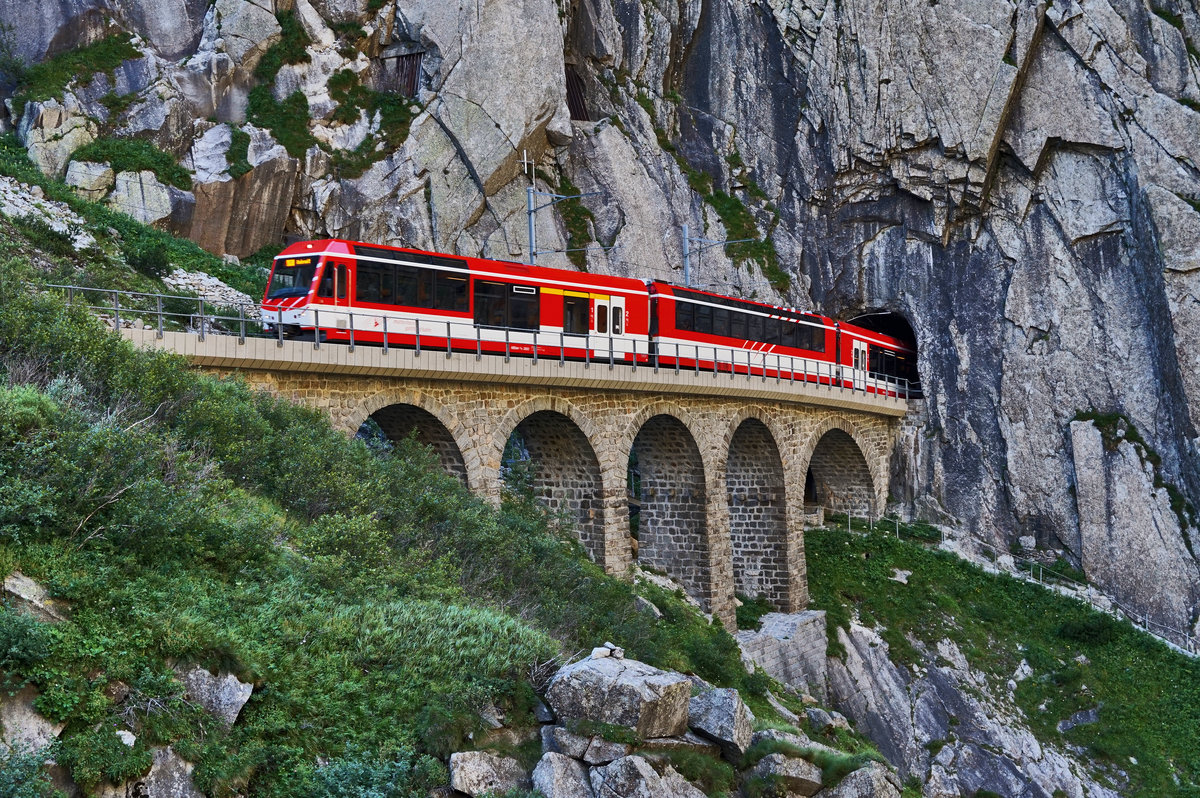 Ein ABDeh 4/8 der MGB, unterwegs als R 661 (Göschenen - Andermatt), taucht aus dem Jostbach-Tunnel in der Schöllenenschlucht auf.
Aufgenommen am 20.7.2016.