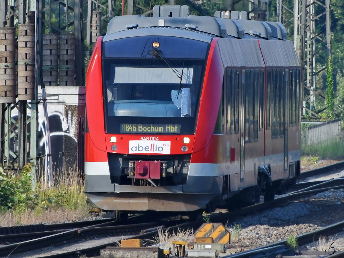 Ein Abellio-Triebwagen vom Typ 648 004 bei der Einfahrt am Hauptbahnhof Wanne-Eickel. (Juni 2019)