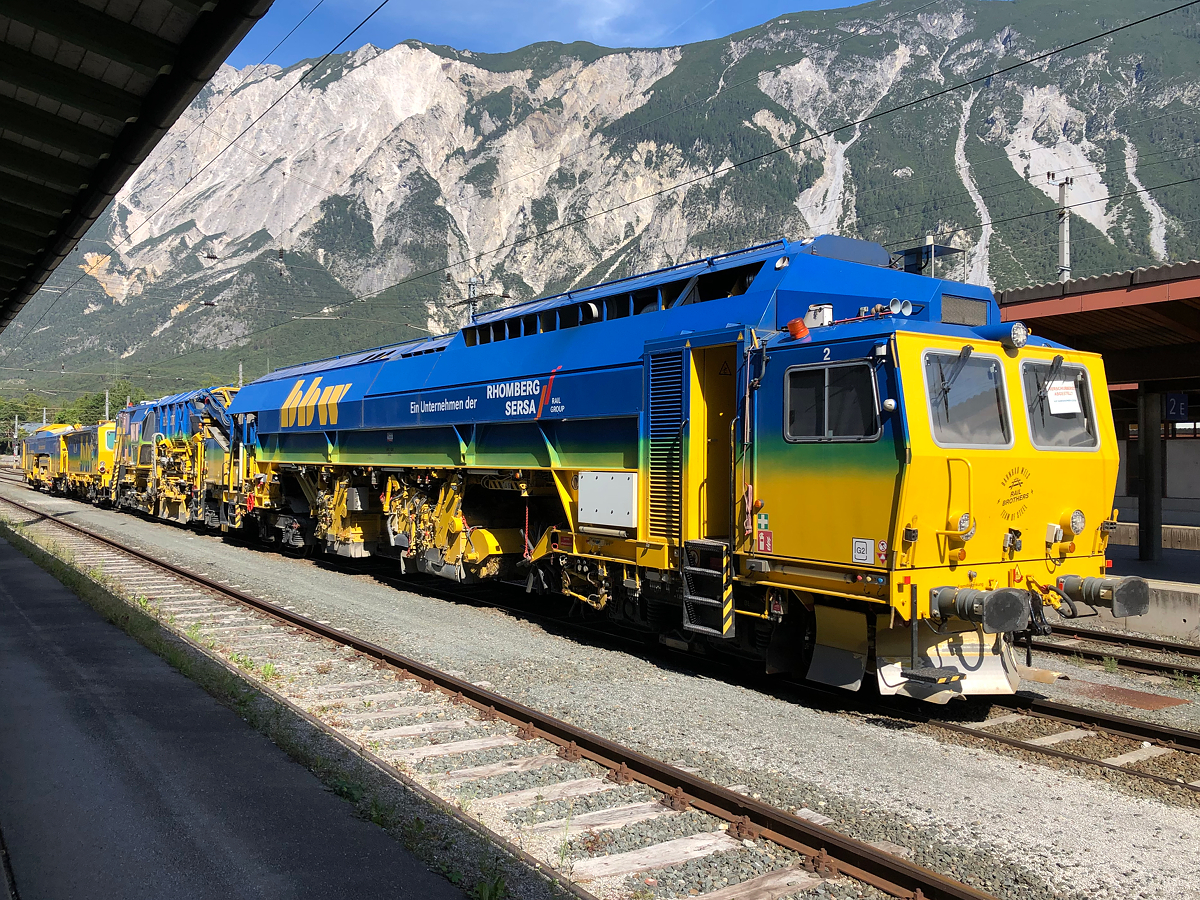 Ein abgestellter Bauzug (Stopfexpress) der BBW (Unternehmen der Rhomberg SERSA) nach der Erledigung der Bauarbeiten an der Arlbergbahn. Ötztal-Bahnhof am 03.07.2021