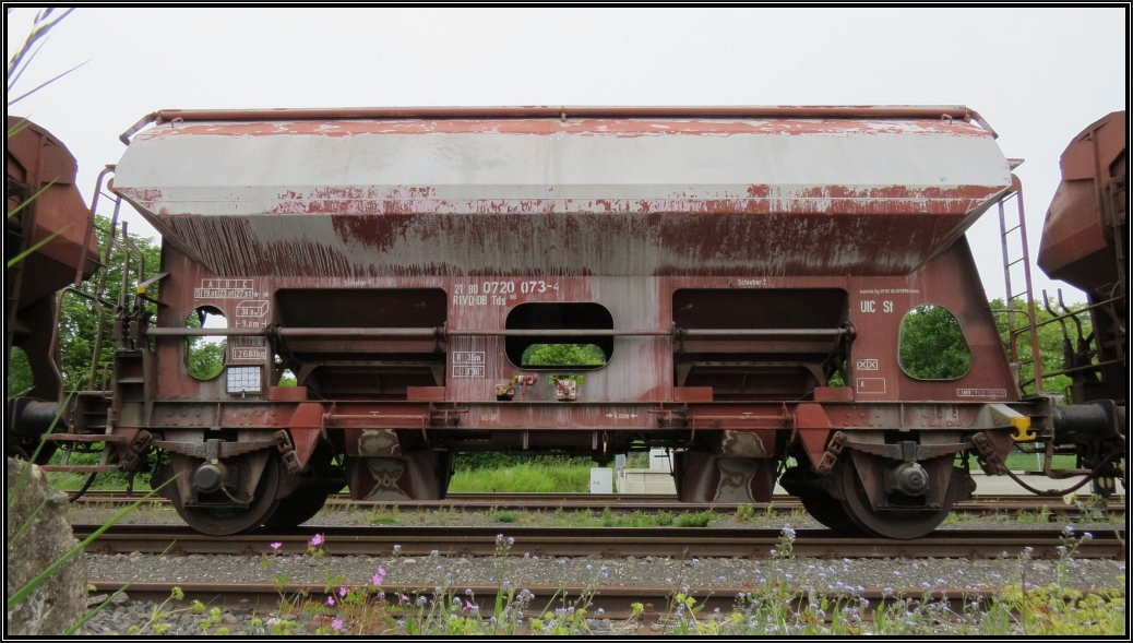 Ein abgestellter Schüttgutwagen deren Revision abgelaufen ist.Gesehen am Bahnhof in Stolberg am 31.05.2015.Für Modelleisenbahner sicherlich interessant die ihre Modelle altern und patinieren. 