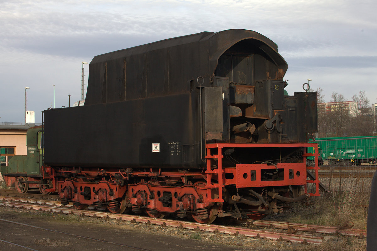 ein abgestellter Tender in Gera. Leider sind mir die Tendertypenbezeichnungen nicht geläufig. 10.12.2016 14:29 Uhr.