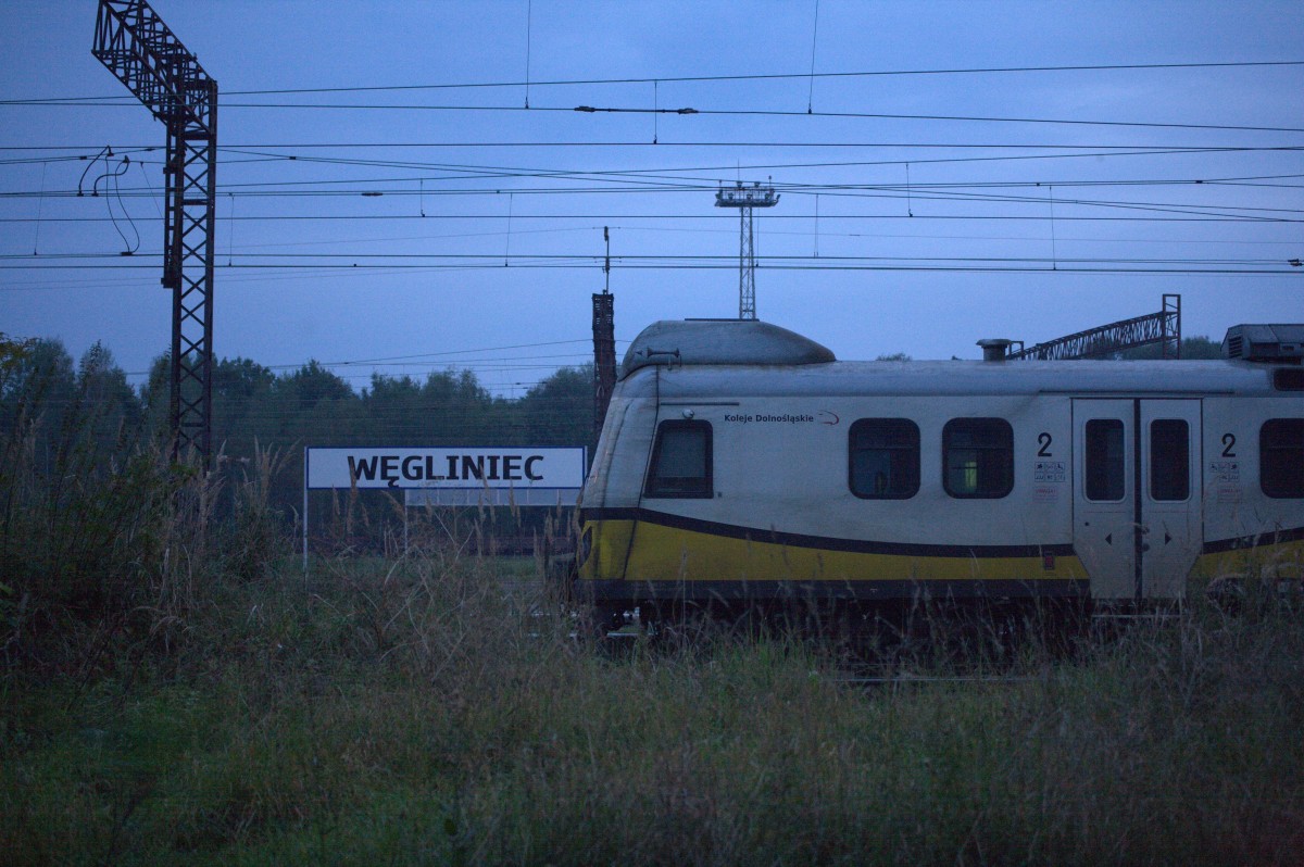 Ein abgestellter TW der KD in Wegliniec. 20.09.2014  19:04 Uhr,