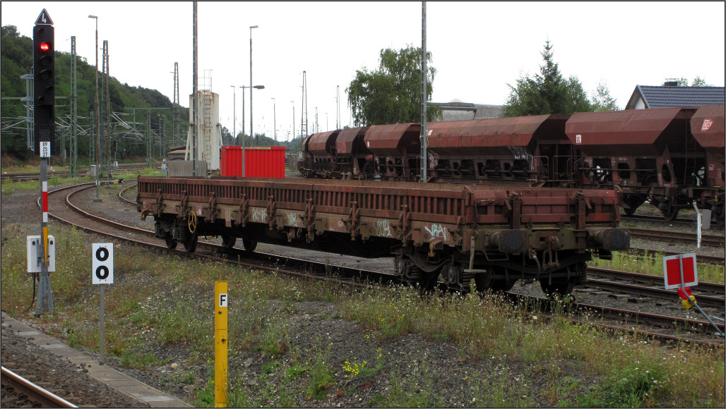 Ein abgestellter vierachsiger Flachwagen stand am 11.Sept.2016 am Stolberger Bahnhof als Motiv zur Auswahl. Szenario vom Bahnsteig aus aufgenommen.